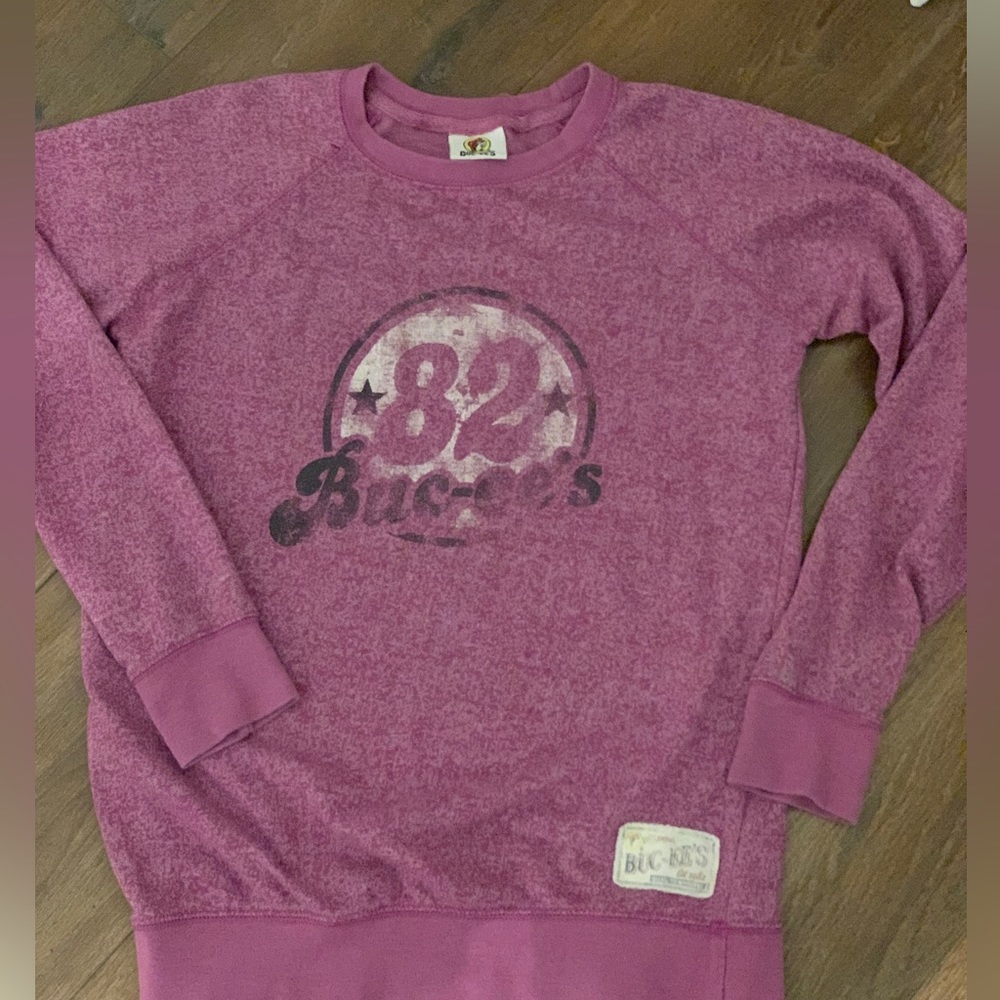 Vintage Buc-ee’s lightweight sweatshirt.